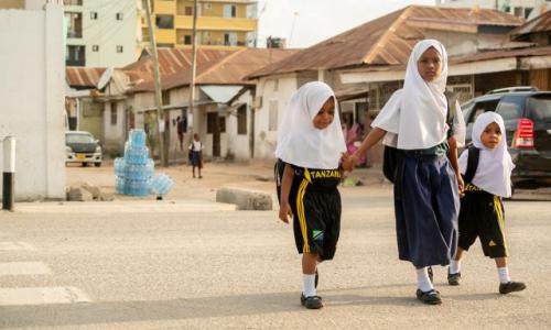 El programa SARSAI ayuda a que sea más seguro para los niños en Dar es Salaam, Tanzania, caminar a la escuela. Foto de Kyle Laferriere.
